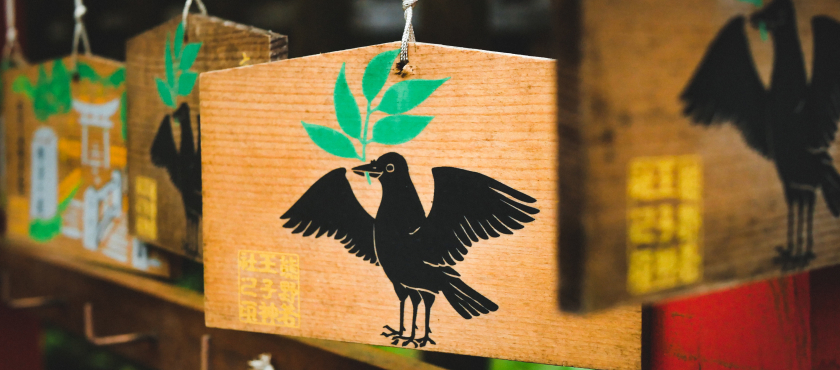 Thẻ gỗ Ema hình quạ ba chân tại đền Imakumano, Kyoto.